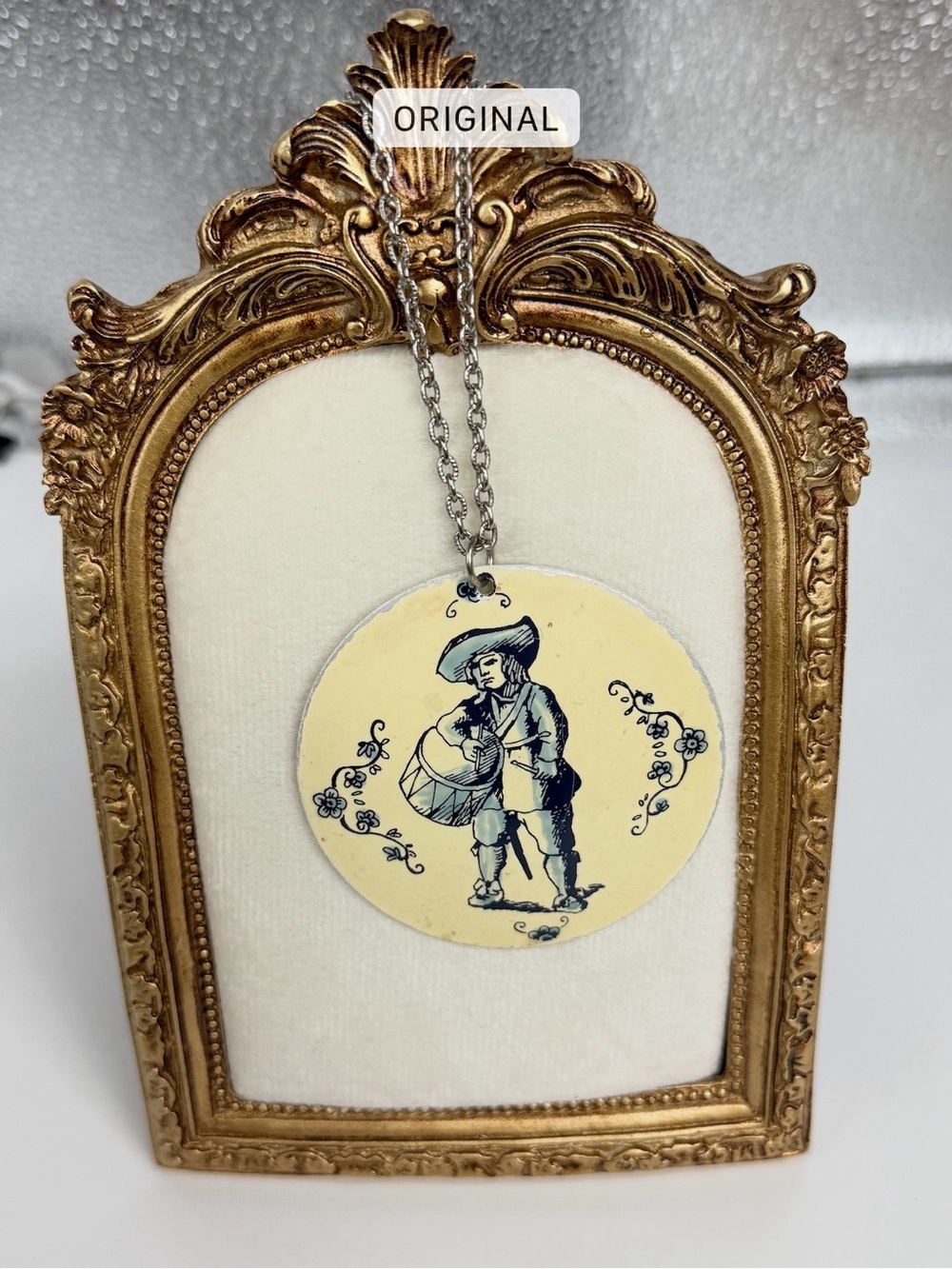 Delft-style pendant necklace Western Germany
